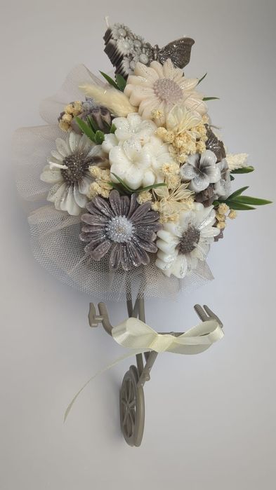 Aranjament decorativ handmade – bicicletă vintage cu flori