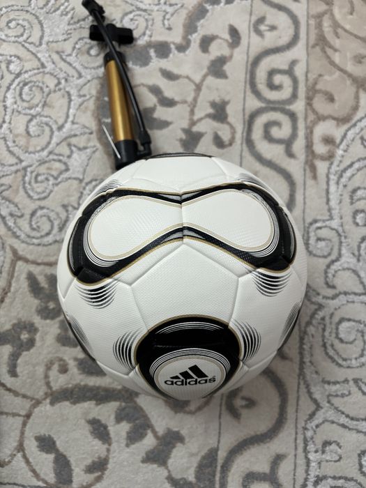 Футбольный мяч adidas teamgeist