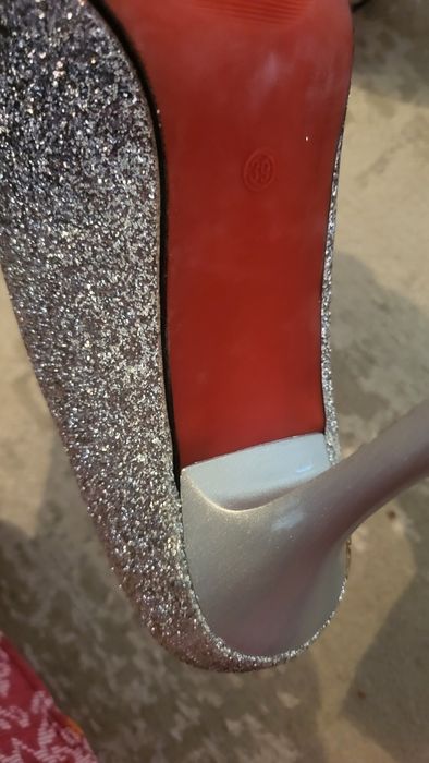 Туфли каблуки блистят