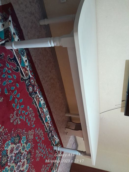 Гостинный стол вместительный