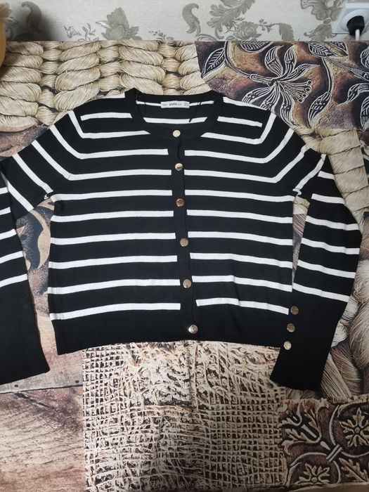 Лот блуза Desigual, пуловери Bershka и Zara