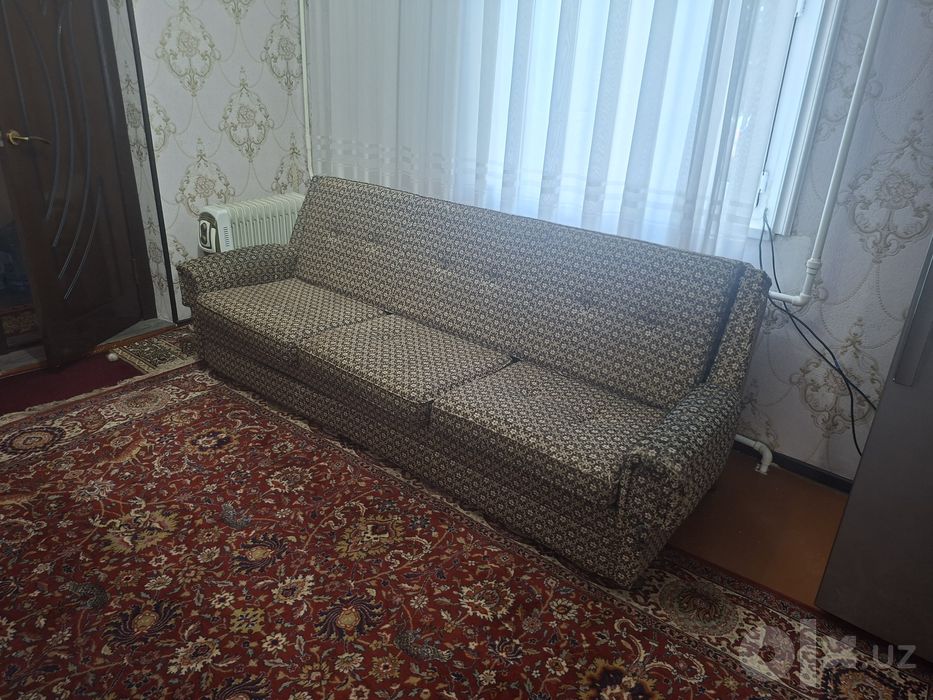 Мебел для дома. Деван  кресло  журнальные стол и вазы