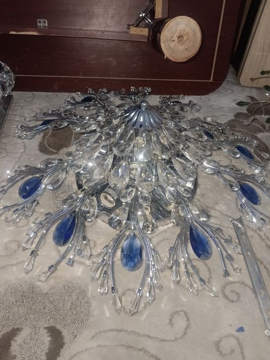 Продам люстру две шт