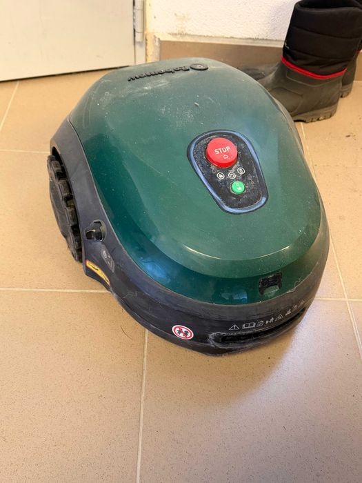 Роботизирана косачка за трева Robomow RT300 - зелен автоматизиран градински инструмент
