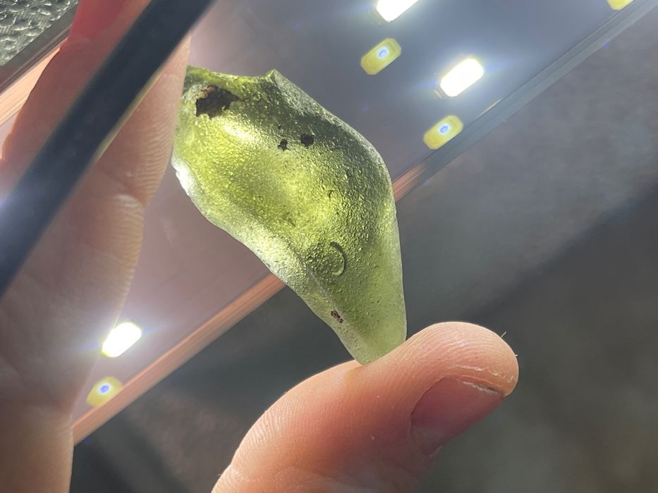 истински скъпоценен камък молдавит, метеорити, кристали