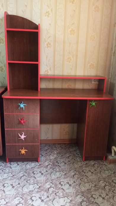 Продам стол Б/у для девочки