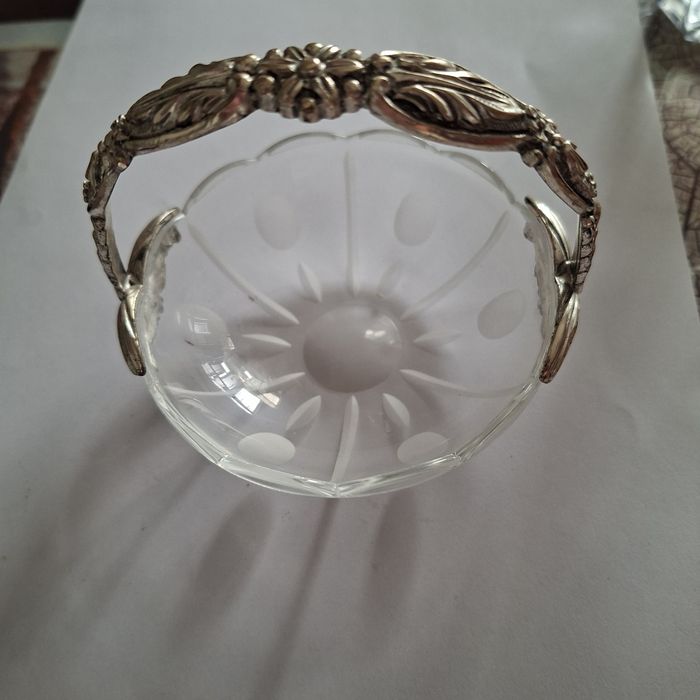 Bomboniera din cristal cu mâner argintat.