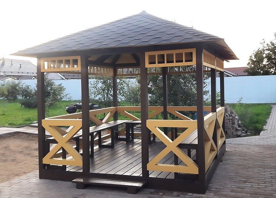 Выполняем работы по дереву беседки крышы над летний кухни