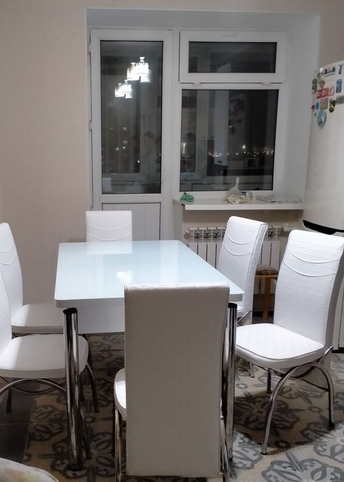 Стол вместе со стульями