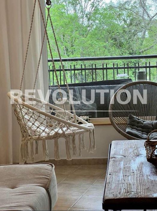 Тристаен апартамент в района на Златни пясъци!