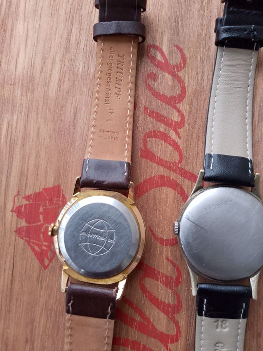 Se vinde doua ceasuri dosa din 50 , și o raketa  60 ambele f foarte bi