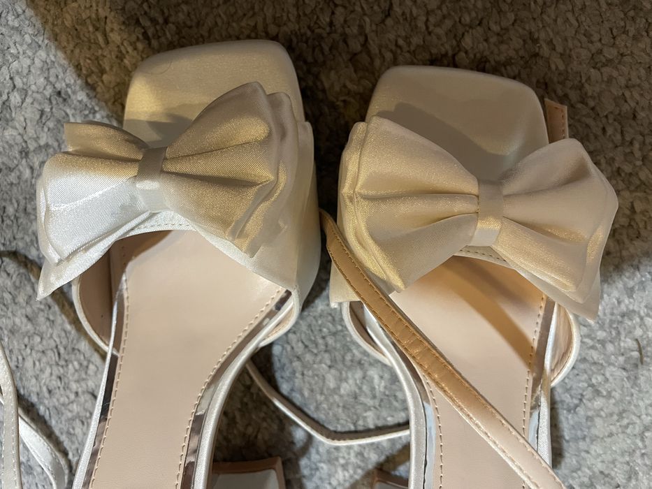 Tocuri cu fundă din satin