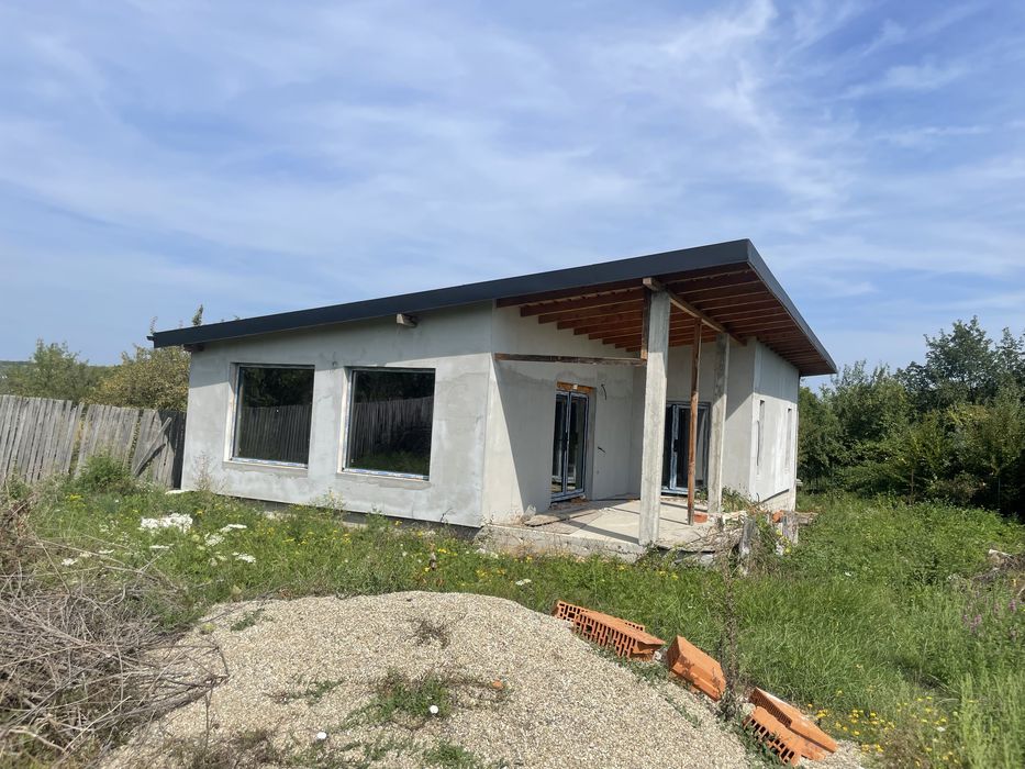 Casa la rosu de vanzare