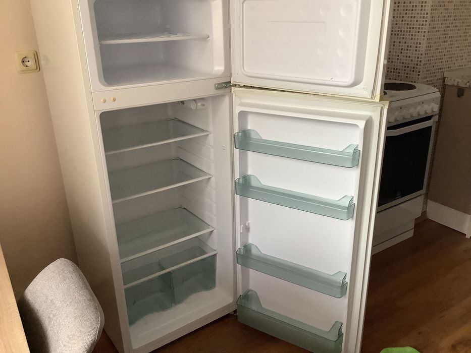 Хладилник работещ с лек теч отдолу