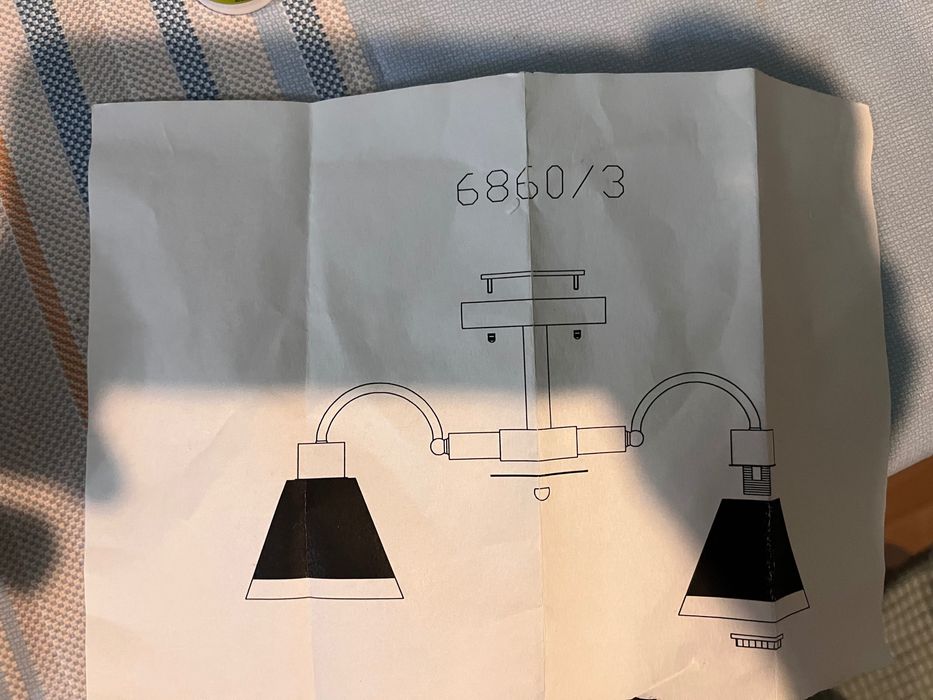 Продам 3 рожковую маленькую белую люстру