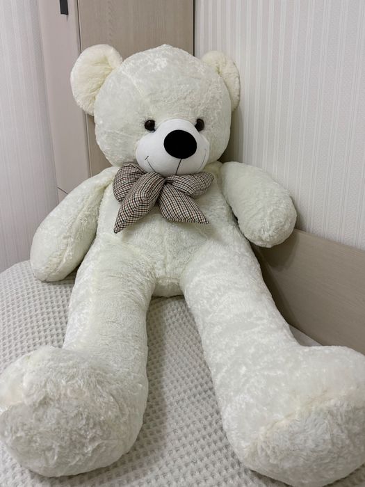 Белый плюшевый мишка