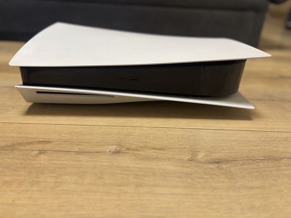 PS5 с 14 игри и 2 джойстика