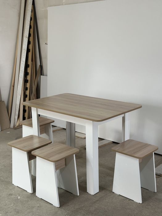 Стол/кухонный/табуретками