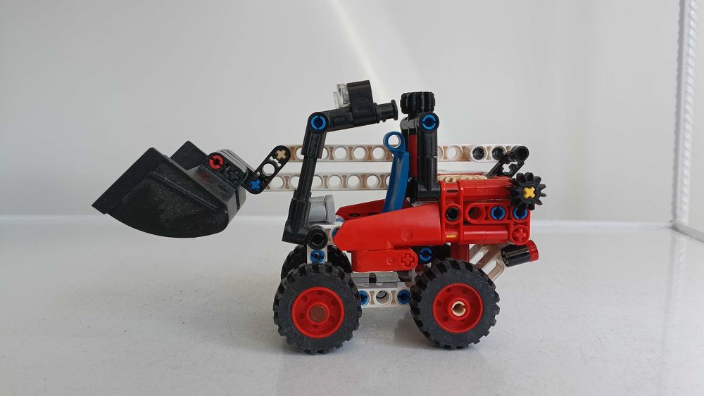 LEGO конструктори , единият е неразпечатан .