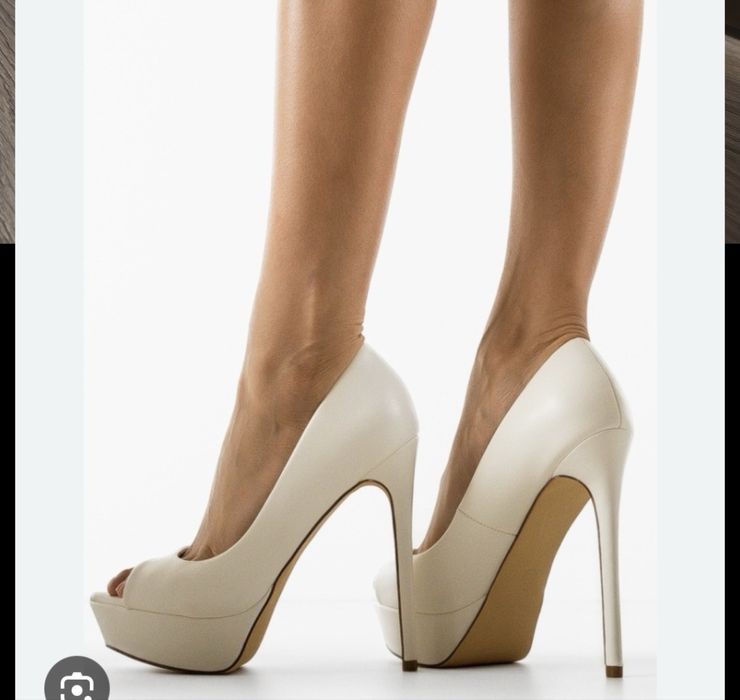 Бели отворени обувки на ток