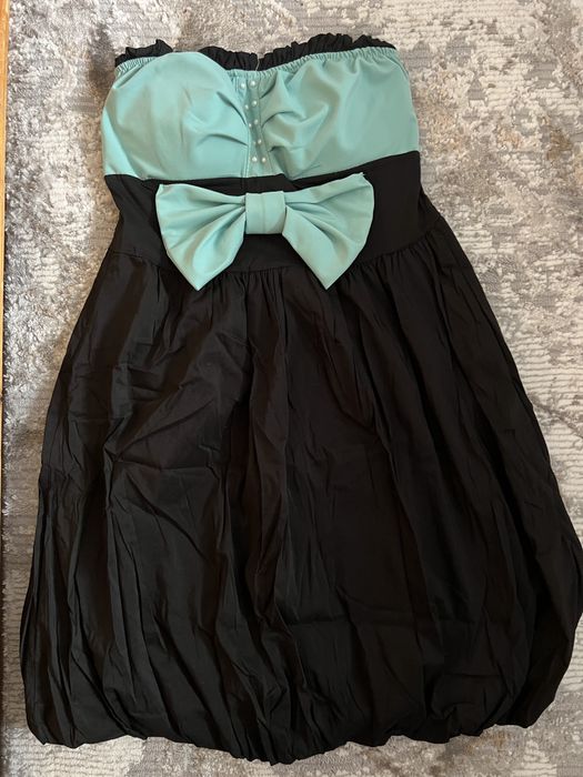 Черна рокля с голи рамене