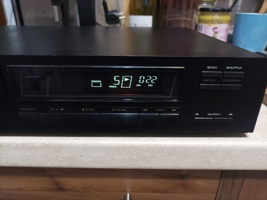 Продавам hi-fi сет усилвател, СД преар и тунер Rotel