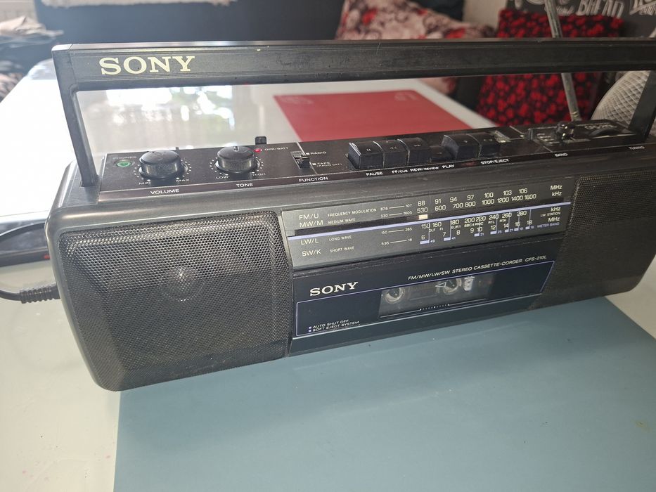 Radiocasetofon mediu Sony CFS-210L, radio 4 benzi  ( Antena Satelor), made in France
