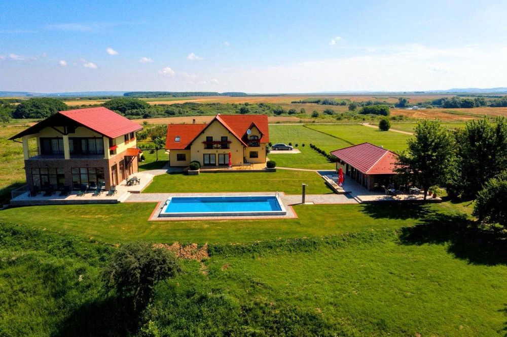 Domeniu turistic la malul lacului — Pensiune cu SPA și sală de evenimente, la 25 km de Oradea