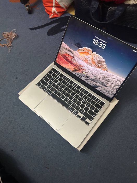MacBook air m3 8gb 256gb 100 yomkust 13.6 dyum silver aybi yoq 2 oy ol