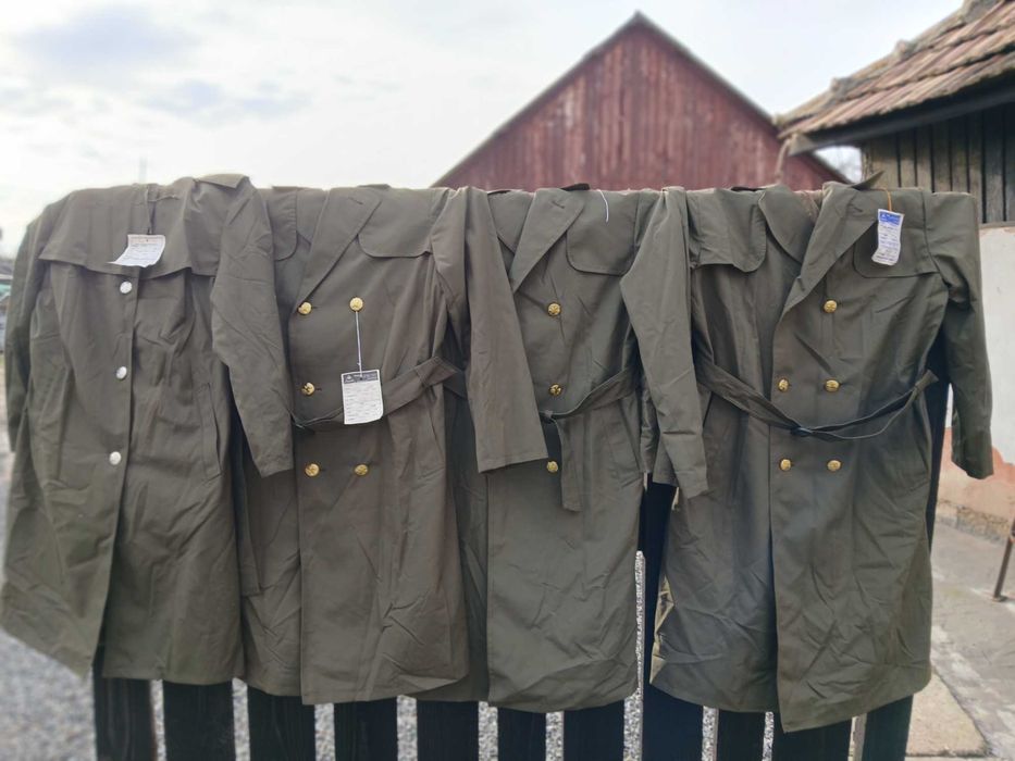 Vând haine militare