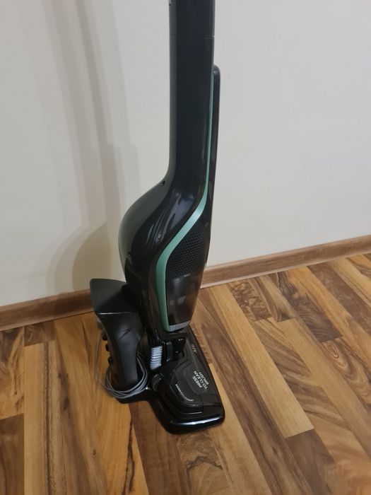 Aspirator vertical AEG pe acumulator