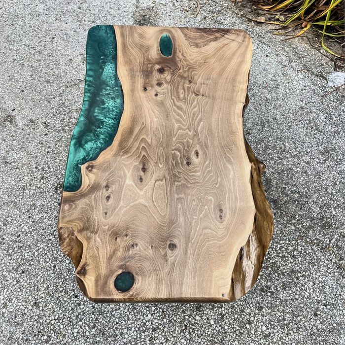 Уникална холна маса от орех и епоксидна смола