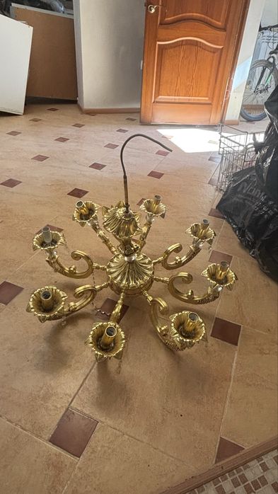 Люстры золотистые