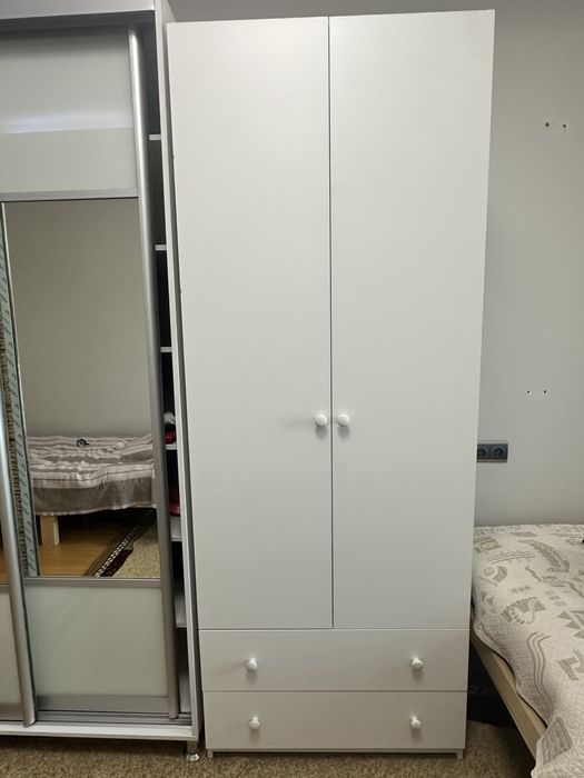 Шкаф для одежды белый.