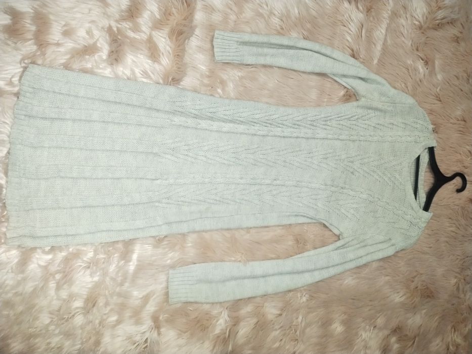 Продам платья и кофты