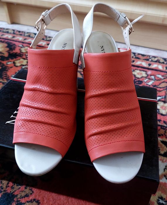 Продам босоножки