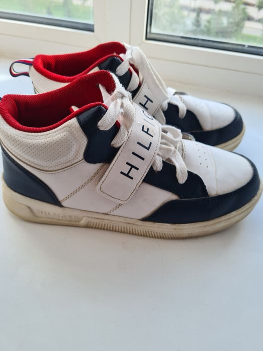 Продам кроссовки Hilfiger 6000