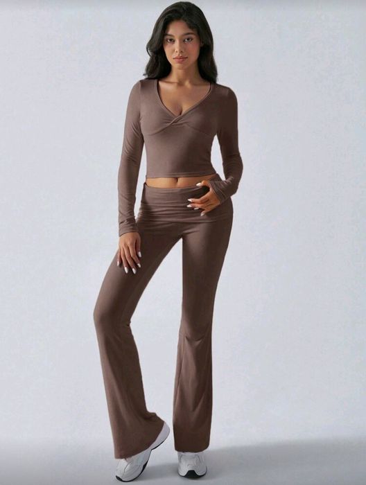 Дамски сет от две части – кроп топ с дълъг ръкав и панталон с висока т