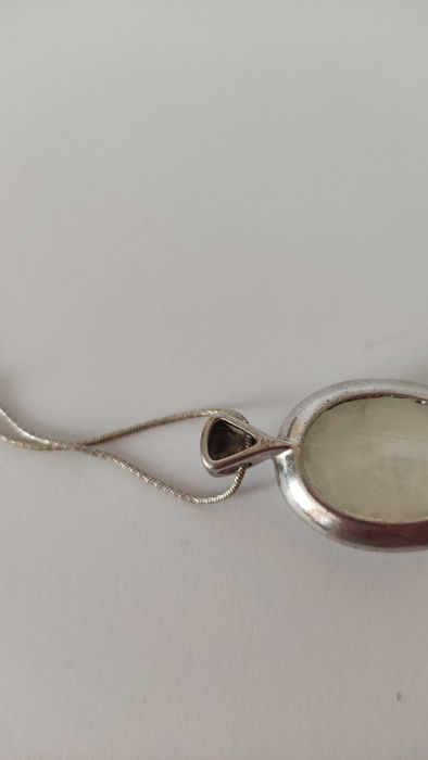 Сребърно колие с голям овален камък