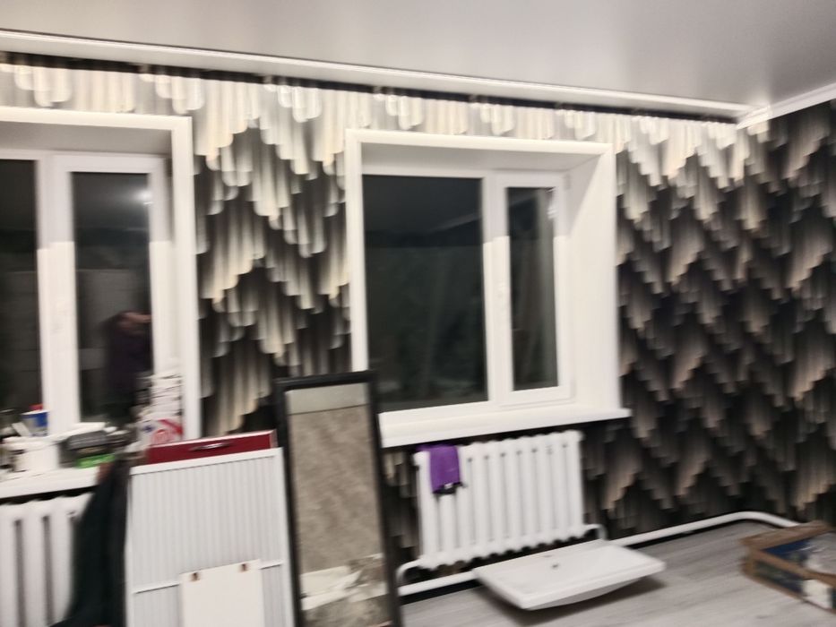 Поклейка обоев Аксу.