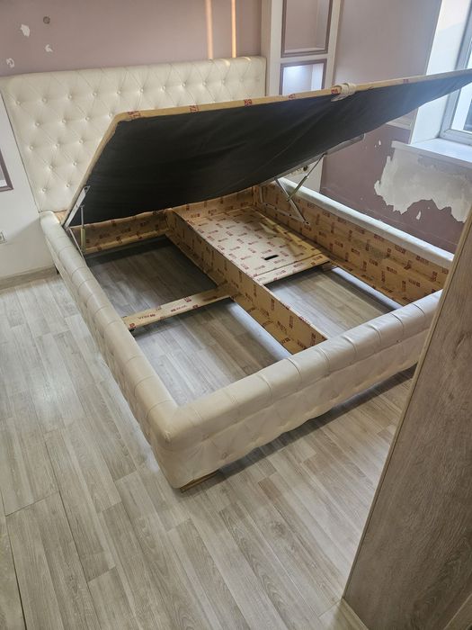 Двуспальная кровать