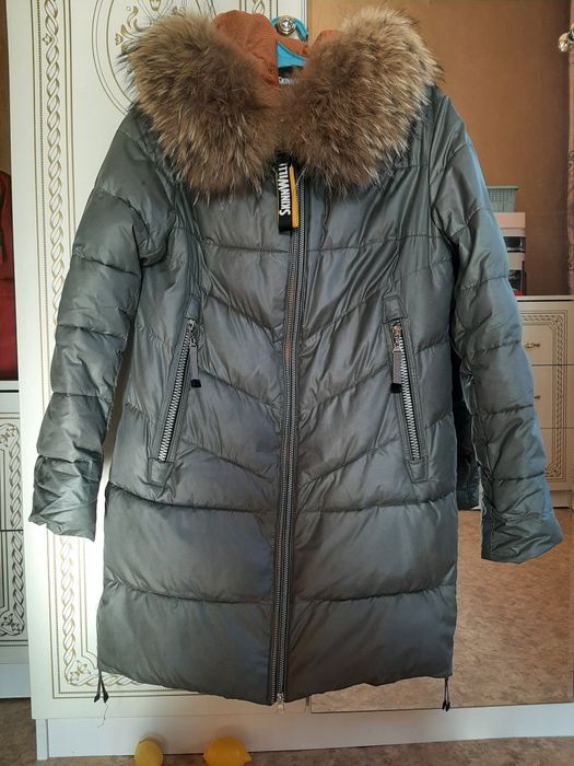 Зимняя брендовая куртка в отличном состоянии