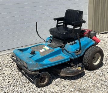 Vând tractoraș de tuns gazonul Dixon model ZTR 4423