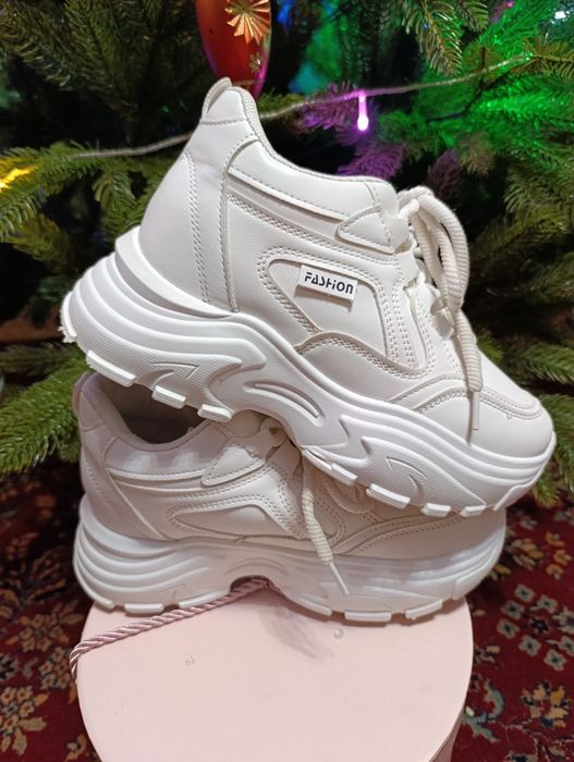 Женские кроссовки