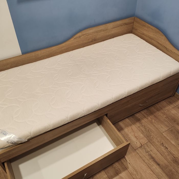 Легло с матрак и чекмеджета