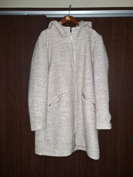 Vând f urgent haina de stofa crem ,cu gluga ,starefbuna
