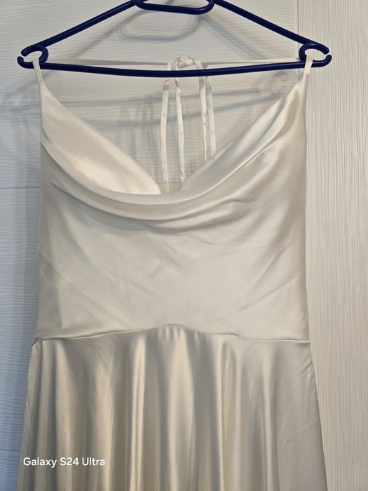 Бяла дълга рокля