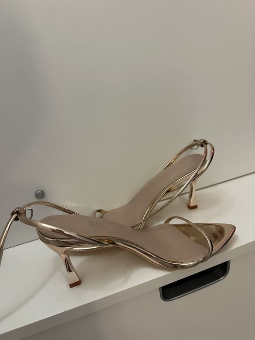 Златисти сандали на ток