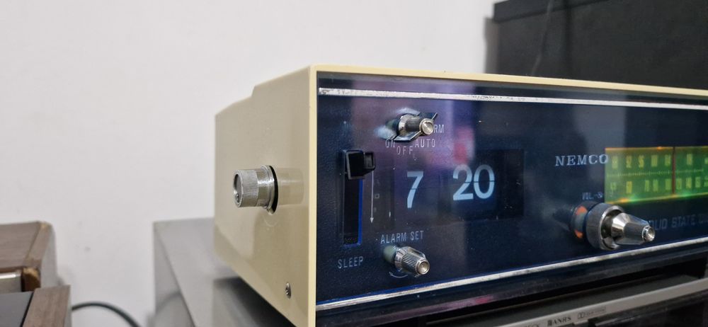Radio cu ceas Flip,vintage Nemco  9FC-2052