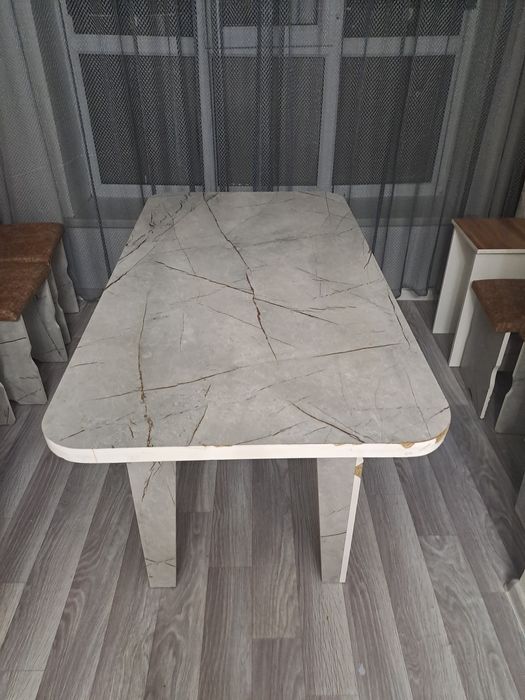 Продаётся стол..